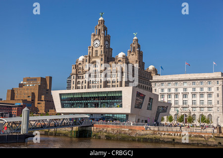 Liverpool pierhead waterfront con attracco e il Liver Building. Foto Stock