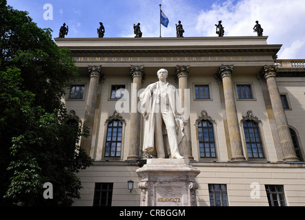 Statua di Hermann von Helmholtz nella parte anteriore della Humboldt Universitaet university, Unter den Linden, Dorotheenstadt Foto Stock