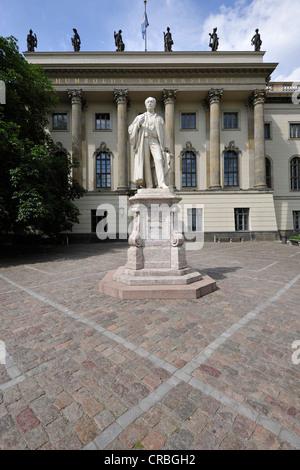 Statua di Hermann von Helmholtz nella parte anteriore della Humboldt Universitaet university, Unter den Linden, Dorotheenstadt Foto Stock