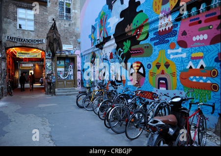 Le biciclette nel cortile, Haus Schwarzenberg cultura club, Hackescher Mercato, Café Central, graffiti, quartiere Mitte di Berlino Foto Stock