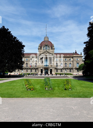 Monumento ai Caduti in Guerra di fronte al Palais du Rhin, Reno Palace sulla Place de la Republique, Strasburgo, Alsazia, Francia, Europa Foto Stock