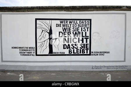Arte e il muro di Berlino, Aphorismus da Erich Fried, dipinto su un restante tratto del muro di Berlino, la East Side Gallery Foto Stock