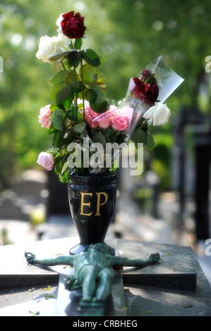 Le rose sulla tomba di Edith Piaf, cimitero Pere Lachaise, Parigi, Francia, Europa Foto Stock