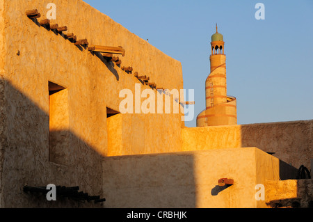 Torre del Centro Culturale Islamico FANAR, Souk Waqif, Doha, Qatar, Medio Oriente Foto Stock