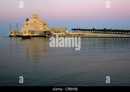 Il Museo di Arte Islamica, Corniche, Doha, Qatar, Medio Oriente Foto Stock