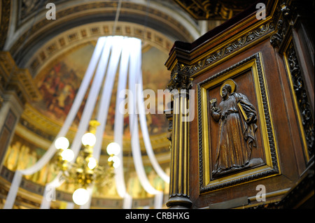 Interno, vista dall'altare laterale sul Coro, chiesa Église de la Madeleine o l'église Sainte-Marie-Madeleine, Parigi, Francia Foto Stock