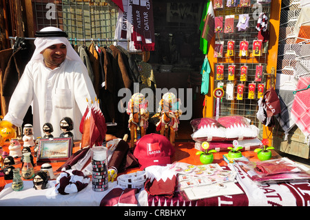 Negozio di souvenir nel Souq Waqif, Doha, Qatar, Medio Oriente Foto Stock