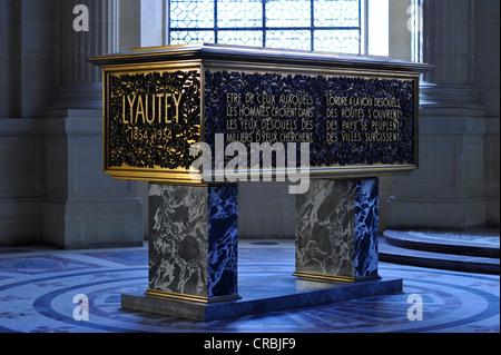 Tomba, il sarcofago del Maréchal Lyautey Hubert, Dome des Invalides o Eglise du Dome chiesa, Napoleone la tomba, Parigi, Francia, Europa Foto Stock