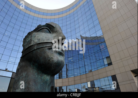 Scultura davanti al banco KPMG Building, La Défense di Parigi, Francia, Europa Foto Stock