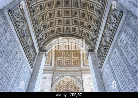 Rana in prospettiva della parete rilievi con i nomi e le iscrizioni, Arc de Triomphe e Place Charles-de-Gaulle, Axe historique Foto Stock