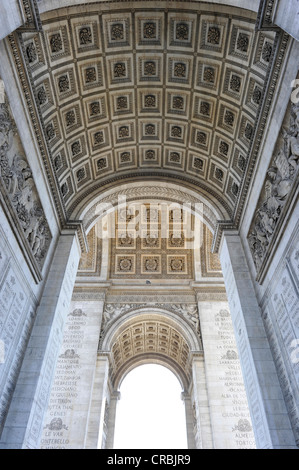 Rana in prospettiva della parete rilievi con i nomi e le iscrizioni, Arc de Triomphe e Place Charles-de-Gaulle, Axe historique Foto Stock