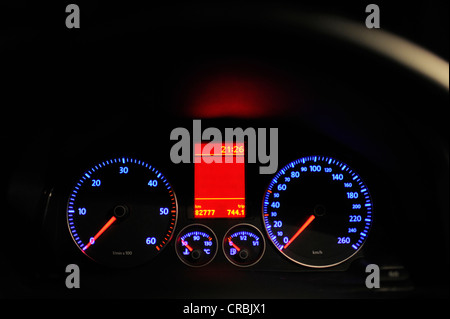 Primo piano di un tachimetro digitale in auto. Cruscotto completamente  digitale per auto. Dettagli del cruscotto con spie. Quadro strumenti per  auto Foto stock - Alamy