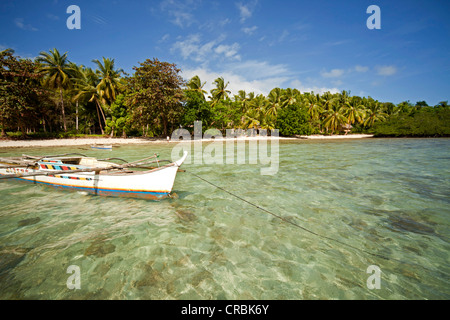 Outrigger tipiche imbarcazioni a una spiaggia di sabbia vicino a Port Barton, isola di Palawan, Filippine, Asia Foto Stock