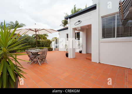Cortile moderna con area di intrattenimento in elegante casa australiana Foto Stock