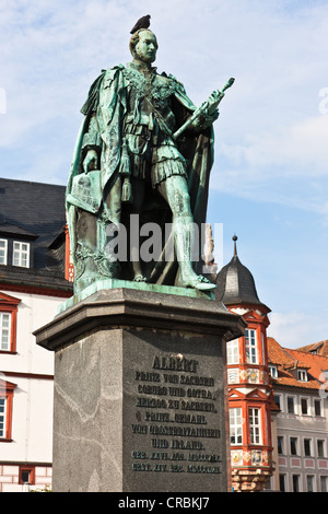 Monumento al Principe Alberto di Saxe-Coburg e Gotha, duca di Sassonia, Marktplatz square e una storica casa cittadina, Coburg Foto Stock