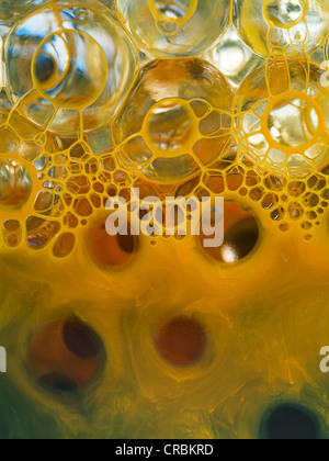 Sfera di liquido trasparente con pigmento giallo e verde Foto Stock