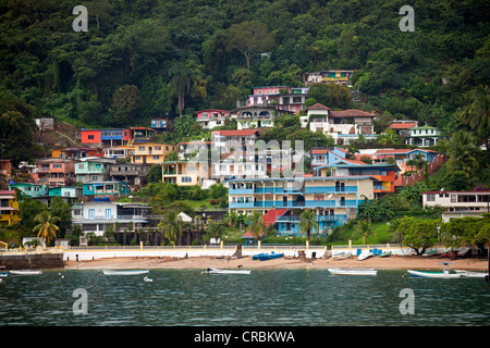 Spiaggia e case colorate sull isola di Isla Taboga, Panama America Centrale Foto Stock