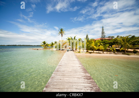 Pontile e la spiaggia di Boca del Drago sull isola di Colon, Bocas del Toro, Panama America Centrale Foto Stock