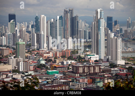 Paesaggio urbano e sullo skyline della città di Panama, visto dal Cerro Ancon Mountain, Panama America Centrale Foto Stock
