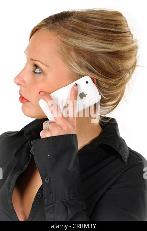 Giovane donna che indossa una camicia nera è una telefonata, smartphone iPhone, bianco Foto Stock