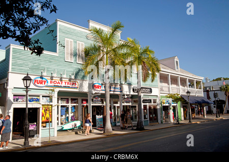 Strada principale e delle attrazioni turistiche di Duval Street a Key West, Florida Keys, Florida, Stati Uniti d'America Foto Stock