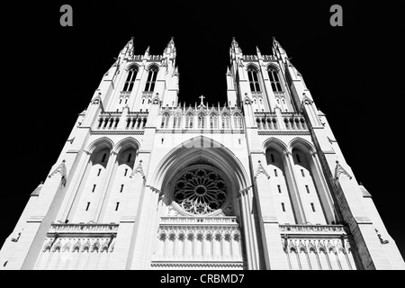 Immagine in bianco e nero, ad ovest della facciata, il portale ovest con Ex Nihilo rilievo, la Cattedrale Nazionale di Washington o chiesa cattedrale di Foto Stock