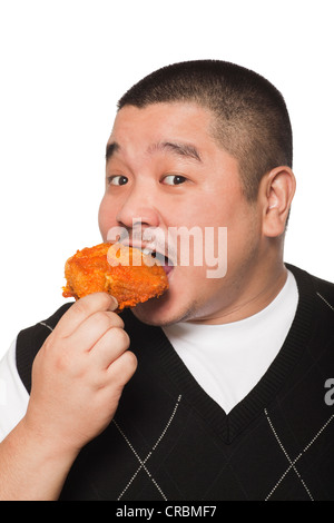 Ritratto di un uomo affamato di mangiare pollo fritto Foto Stock