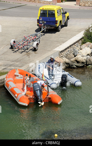 Motoscafi nella zona del porto di Cala Santa Galdana Minorca isole Baleari Spagna Foto Stock