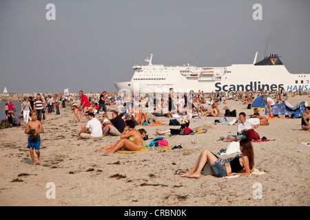 Scandlines ferry e la spiaggia affollata di Warnemuende sul Mar Baltico, Rostock, Meclemburgo-Pomerania Occidentale, Germania, Europa Foto Stock