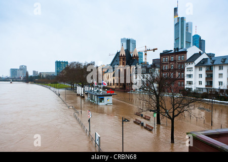 Inondazioni in Francoforte, Untermainkai, inferiore banchina principale e la Commerzbank edificio sul retro, Frankfurt am Main, Hesse Foto Stock