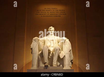 Statua di Abraham Lincoln dal Daniel Chester French, iscrizione, Lincoln Memorial, Washington DC, Distretto di Columbia, Stati Uniti d'America Foto Stock