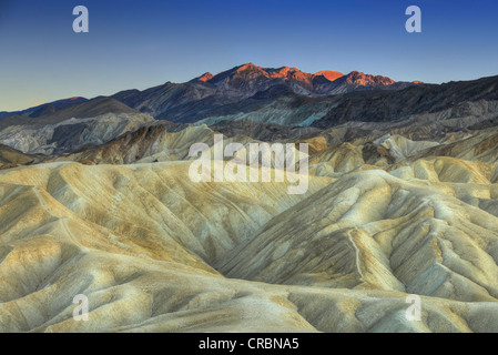 Ultima luce da Zabriskie Point, vista da Zabriskie Point a rocce erose scolorito da minerali, luce della sera, al tramonto Foto Stock