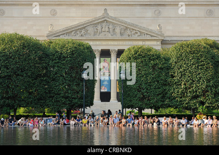 Persone rilassanti sul Lago della Galleria Nazionale di Arte, Sculpture Garden Museum, archivi degli Stati Uniti edificio a Foto Stock