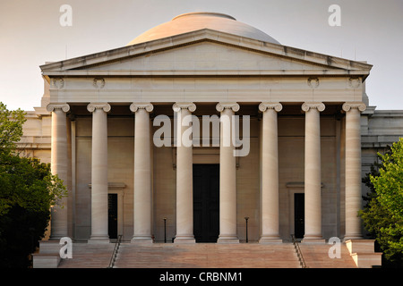 Luce della Sera sul neo-classica facciata dell'edificio a ovest della Galleria Nazionale di Arte, Smithsonian Institution Foto Stock