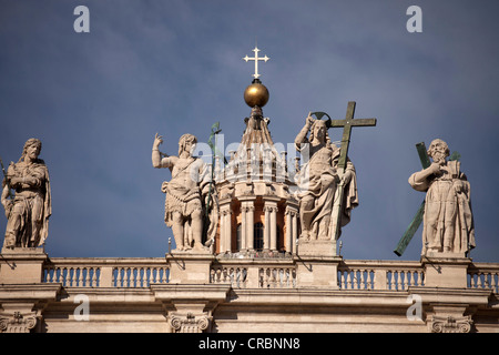 Statua di Gesù con la croce e con gli Apostoli sulla Basilica di San Pietro in Roma, Italia, Europa Foto Stock