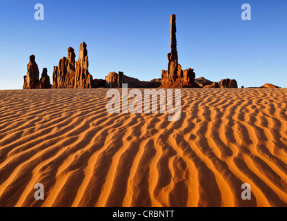 Le dune di sabbia di fronte al Totem Pole e a Yei Bi Chei formazioni rocciose dopo l'alba, Monument Valley Navajo Tribal Park Foto Stock