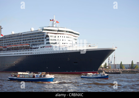 Crociera, Queen Elizabeth 2, durante la sfilata delle navi durante la festa di compleanno per il porto di Amburgo nel 2011, Foto Stock