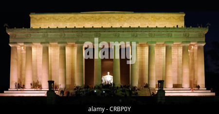 I turisti presso il Lincoln Memorial di notte, Washington DC, Distretto di Columbia, Stati Uniti d'America, STATI UNITI D'AMERICA Foto Stock