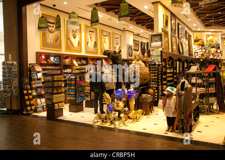 Negozio di souvenir nel centro commerciale di Dubai, Dubai, Emirati Arabi Uniti, Medio Oriente e Asia Foto Stock