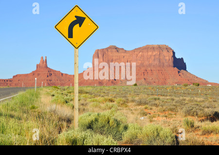 Segno di traffico, curva a destra avanti e mesas, Bringham la tomba del re sul suo Thorne, Stagecoach, Orso e coniglio, Castle Butte Foto Stock