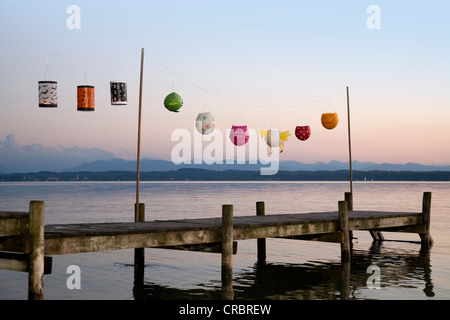 Lanterne di carta strung up sul molo in legno Foto Stock