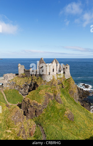 Dunluce Castle, costa di Antrim, County Antrim, Irlanda del Nord e Gran Bretagna, Europa
