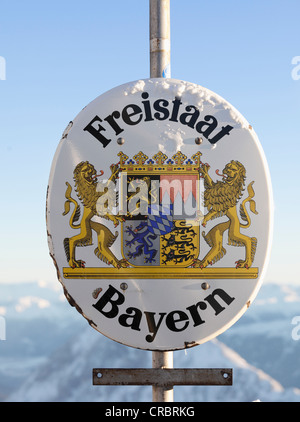 Segno, Freistaat Bayern, dello Stato libero di Baviera, al vertice della montagna Zugspitze, Baviera, Germania, Europa Foto Stock
