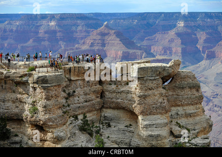 I turisti sul Mather Point Lookout, affacciato sul Tempio di Iside, il Parco Nazionale del Grand Canyon, South Rim, Arizona Foto Stock