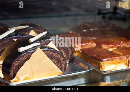 Dolci tradizionali per la vendita in un panificio finestra nella città di Figueres, Spagna. Foto Stock