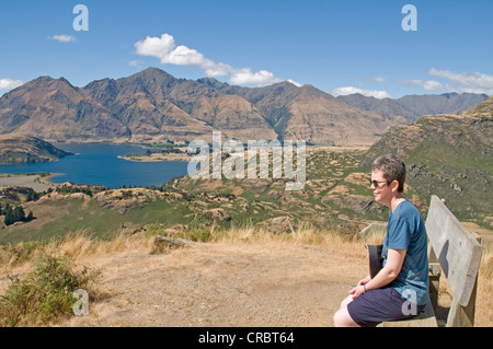 Magnifica vista verso est attraverso Glendhu Bay verso Roy's Peak e il Monte alfa all'estremità meridionale del Lago Wanaka, Nuova Zelanda Foto Stock