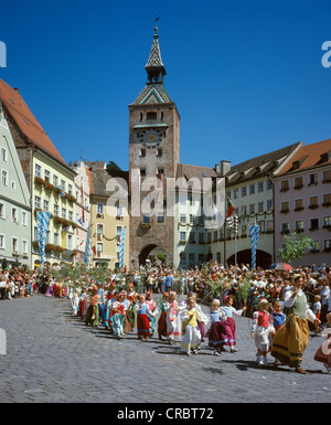 Ruethenfest, storico festival dei bambini, la piazza principale con Schmalzturm, Torre di strutto, Landsberg am Lech, Alta Baviera, Baviera Foto Stock