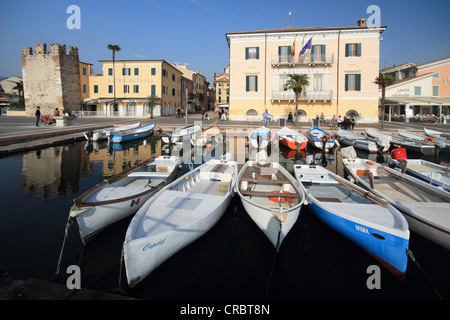 Barche da pesca in porto e il lungolago di Bardolino sul Lago di Garda, provincia di Verona, regione Veneto, Italia Foto Stock