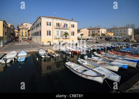 Barche da pesca in porto e il lungolago di Bardolino sul Lago di Garda, provincia di Verona, regione Veneto, Italia Foto Stock