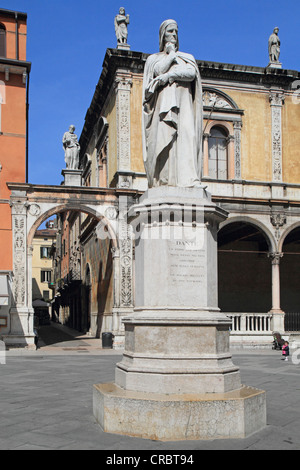 Piazza dei Signori piazza con lo storico municipio e la statua di Dante, Verona, Veneto, Italia, Europa Foto Stock